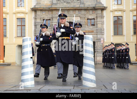 Il cambio della guardia di mezzogiorno cerimonia di ingresso al Castello di Praga, nella stagione invernale, la Repubblica ceca, l'Europa Foto Stock