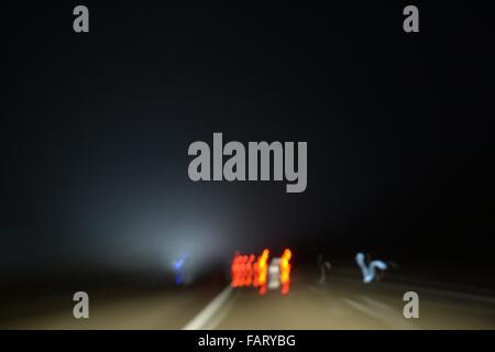 Automobili su una autostrada tedesca di notte, Germania, 16. Dicembre 2015. Foto: Frank può Foto Stock