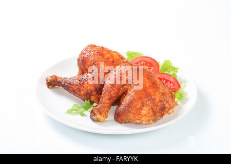 Due aglio arrostito di cosce di pollo sulla piastra Foto Stock