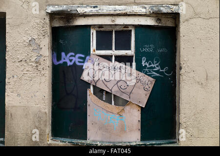 Graffiti sul vecchio intavolato finestra, Brighton, Regno Unito Foto Stock