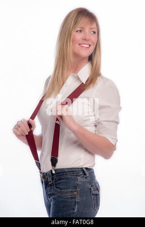 Sorridente donna bionda indossando le bretelle e jeans blu Foto Stock
