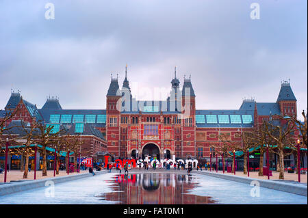 Il Rijksmuseum Amsterdam museum area con le parole IAMSTERDAM. Foto Stock