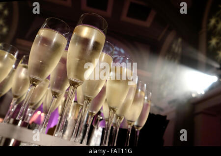 Vista dal basso del riempito alcuni bicchieri di champagne a una festa Foto Stock