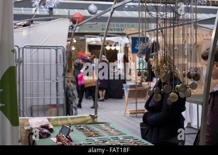 Orologi da tasca in vendita nel mercato Greenwih a Londra in inverno Foto Stock