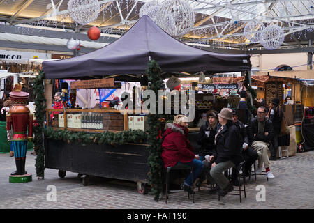 Vin brulé stand nel mercato di Greenwich a Londra a Natale Foto Stock