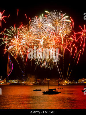 Immagine della spinnaker tower in Gunwharf Quays, Portsmouth, Regno Unito durante la notte di fuochi d'artificio celebrazione. Foto Stock