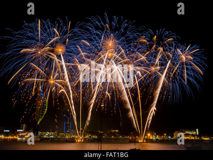 Immagine della spinnaker tower in Gunwharf Quays, Portsmouth, Regno Unito durante la notte di fuochi d'artificio celebrazione. Foto Stock