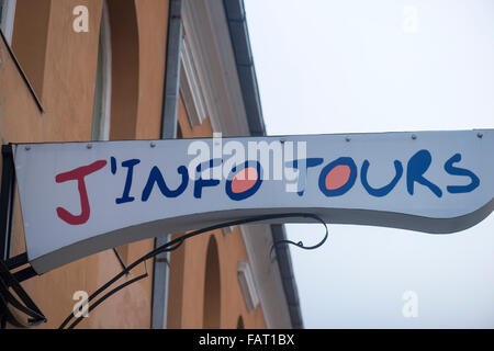 Brasov, Romania - 8 Dicembre 2015: l'J'Info Tours il logo stampato su un edificio Foto Stock