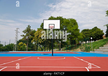 Campo da pallacanestro dopo la pioggia Foto Stock