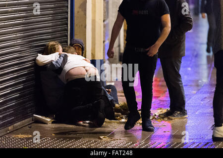 Nella foto: festaioli di Cardiff. Re: Capodanno a Cardiff, nel Galles del Sud, Regno Unito. Prime ore di venerdì 1 gennaio 2016. Foto Stock