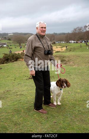 Uomo in piedi con una Springer Spaniel cane al guinzaglio Foto Stock