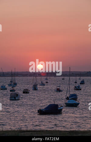 Tramonto mozzafiato a barene guardando oltre il porto di Poole in luglio Foto Stock