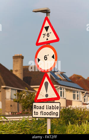 I cartelli stradali in Poole che mostra i limiti di altezza e larghezza e road soggette ad inondazioni Foto Stock