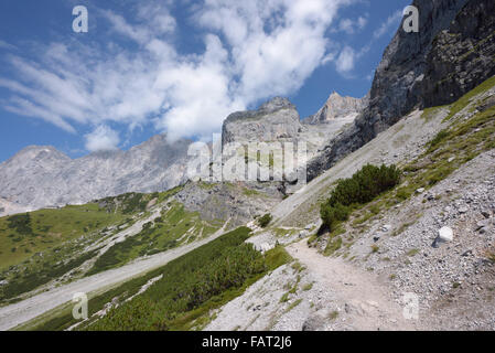 Sentiero escursionistico lungo il Dachstein massiccio montuoso al Mountain Lodge Suedwandhuette, Ramsau, Austria Foto Stock