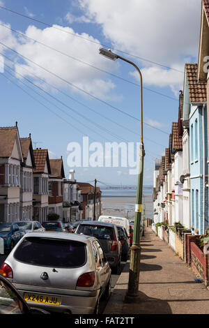 Southend on sea - una strada che conduce al mare. Foto Stock