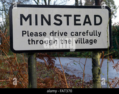 Villaggio Minstead benvenuto firmare, New Forest, Hampshire, Inghilterra, Regno Unito. Foto Stock