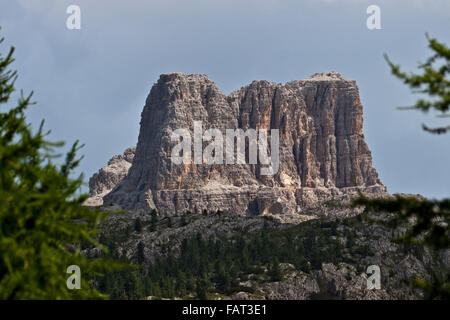 Monte Averau come si vede dal Passo Falzarego, vicino a Cortina d'Ampezzo, Italia Foto Stock