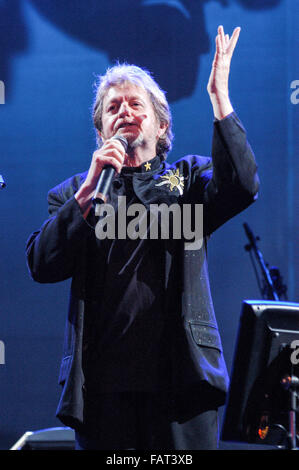 Lugano, Svizzera - 8 Luglio 2004: il cantante Jon Anderson di sì gruppo durante l'Estival Jazz di Lugano, Svizzera Foto Stock