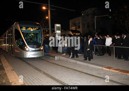 Gerusalemme, Gerusalemme, Territorio palestinese. 4 gennaio, 2016. Gli ebrei ortodossi si riuniranno presso il sito di un attentato vicino a Gerusalemme la linea ferroviaria leggera servizio su Gennaio 4, 2016 dopo un palestinese ha cercato di pugnalare le forze di sicurezza, polizia ha detto. Un 15-anno-vecchia ragazza israeliana è stato leggermente ferito in incidente e il pirata informatico è stato girato e arrestato, la polizia israeliana di detto credito: Mahfouz Abu Turk/immagini APA/ZUMA filo/Alamy Live News Foto Stock