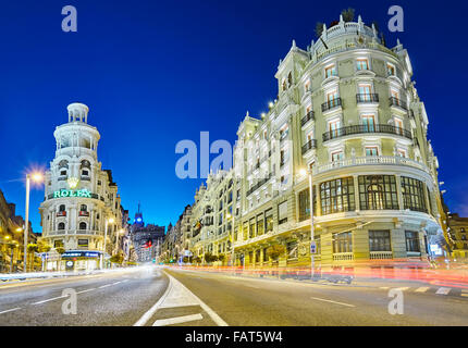 Edificio erbosa e Gran Via al blue ora. Madrid, Spagna. Foto Stock