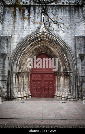 Portale gotico a Carmo Convento Chiesa di Lisbona, Portogallo Foto Stock