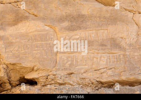 Iscrizioni in Vulture Rock ad ingresso a Wadi Hellal, el Kab, antica Nekheb nel Deserto Orientale Alto Egitto Foto Stock