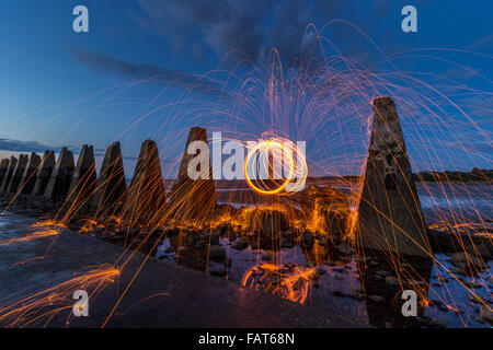 Ho fatto qualche filo di lana filatura ad Cramond difese sottomarine, Edimburgo Foto Stock