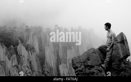 Gli uomini osservare i pinnacoli nel Parco Nazionale di Gunung Mulu Foto Stock