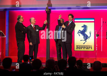 Milano, Italia. 04 gen 2016. FCA del presidente John Elkann, FCA's chief executive Sergio Marchionne e Piero Ferrari, vice presidente e figlio del fondatore Enzo di suonare il campanello a Milano Borsa Italiana per la Ferrari stock del lancio sul mercato di Milano. Credito: Mauro Ujetto/Pacific Press/Alamy Live News Foto Stock