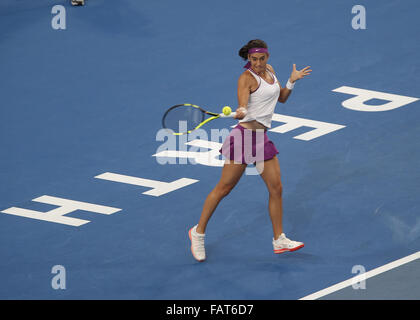 Perth, Australia. 4 gennaio, 2016. CAROLINE CARCIA (FRA) restituisce un servire contro HEATHER WATSON (GBR durante il singolare femminile il giorno 2 presso la Hopman Cup torneo di tennis a Perth in Australia. Credito: Theron Kirkman/ZUMA filo/Alamy Live News Foto Stock