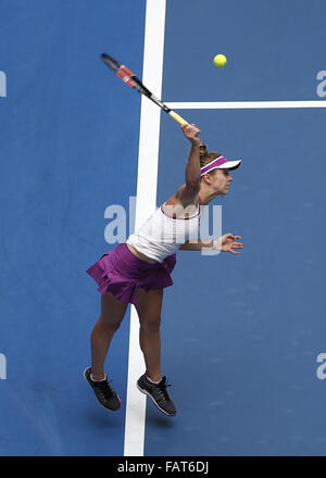 Perth, Australia. 4 gennaio, 2016. ELINA SVITOLINA (UKR) serve la sfera contro VICTORIA DUVAL (USA) durante il singolare femminile il giorno 2 presso la Hopman Cup torneo di tennis a Perth in Australia. Credito: Theron Kirkman/ZUMA filo/Alamy Live News Foto Stock