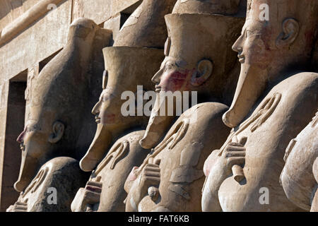 Osirian statue al tempio mortuario della Regina Hatshepsut / Djeser-Djeseru a Deir el-Bahari vicino alla Valle dei Re, Luxor, Egitto Foto Stock