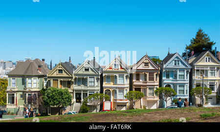 Victorian fila di case, Painted Ladies, cartolina fila, Alamo Square, Steiner Street, San Francisco, California, Stati Uniti d'America Foto Stock