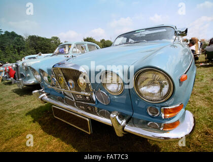 Billericay, Essex, Regno Unito - Luglio 2013: Summerfest. Classic Car Show, ha rivelato bellissimo modello 1968 Jaguar 420G. Foto Stock