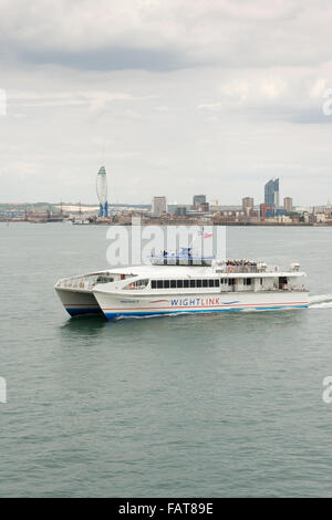Un catamarano di Wightlink ferry rendendo la traversata tra l'Isola di Wight e la terraferma britannica. Foto Stock