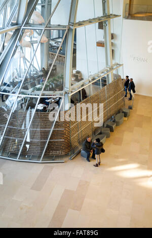 Ristorante di Louis Vuitton Foundation, Fondation Louis Vuitton, museo d'arte di Frank Gehry e il Bois de Boulogne, Parigi, Francia. Foto Stock