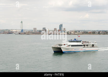 Un catamarano di Wightlink ferry rendendo la traversata tra l'Isola di Wight e la terraferma britannica. Foto Stock