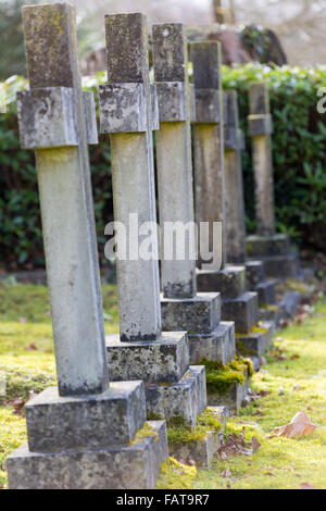 Fila di croci sulle tombe Foto Stock
