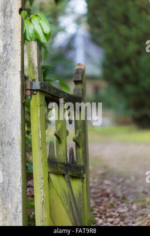 Dimenticato gateway verso il sagrato della chiesa... Foto Stock