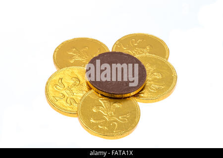 Di lamina di oro ricoperte di cioccolato denaro - studio shot con uno sfondo bianco Foto Stock