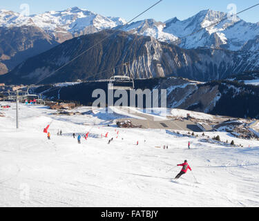 Courchevel 1850, Francia - aeroporto che può essere utilizzato solo da parte di privati di piccoli aerei ed elicotteri a causa del dislivello a Foto Stock