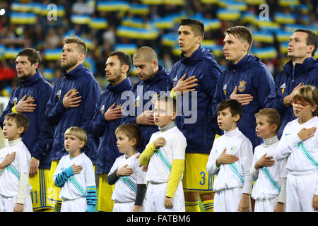 LVIV, Ucraina - 14 novembre 2015: i giocatori della nazionale di calcio dell'Ucraina canta l inno nazionale prima di UEFA EURO 2016 di Play-off per il finale di partita del torneo contro la Slovenia a Lviv Arena Foto Stock