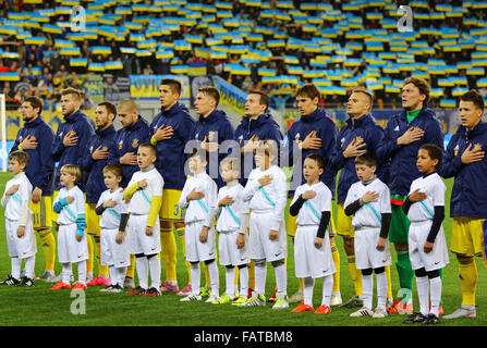 LVIV, Ucraina - 14 novembre 2015: i giocatori della nazionale di calcio dell'Ucraina canta l inno nazionale prima di UEFA EURO 2016 di Play-off per il finale di partita del torneo contro la Slovenia a Lviv Arena Foto Stock