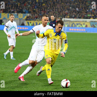 LVIV, Ucraina - 14 novembre 2015: Yevhen Konoplyanka dell'Ucraina (R) combatte per una sfera con Jasmin Kurtic della Slovenia durante il Foto Stock