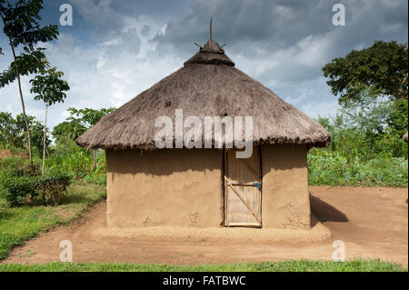 Casa Tradizionale in Kenya realizzato da fango con il tetto di paglia, con un ordine del cantiere. Foto Stock