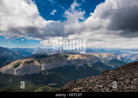 Escursionismo vista dal Monte Black Rock Fire lookout, Kananaskis Country Alberta Canada Foto Stock