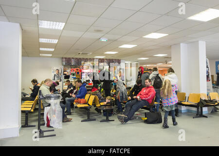 Dall'Aeroporto di Chambery, Francia - i passeggeri al gate di partenza in attesa di salire a bordo di un Jet ritardata2 volo per Manchester (LS338) Foto Stock