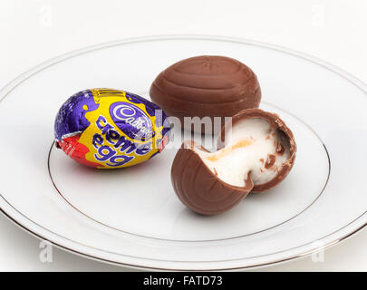 Cadbury pasqua uova color crema Foto Stock