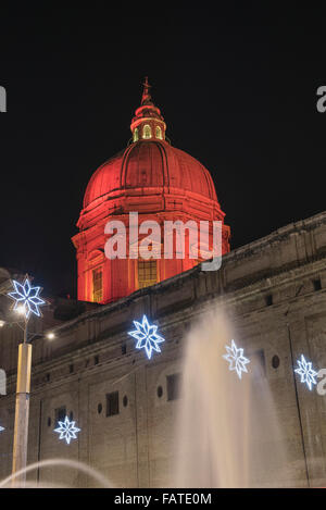 Chiesa di Santa Maria degli Angeli, Assisi, la torre campanaria illuminata di rosso per il Giubileo 2016. Foto Stock
