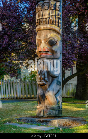 Il totem pole, Thunderbird Park, il Royal British Columbia Museum, Victoria, British Columbia, Canada Foto Stock